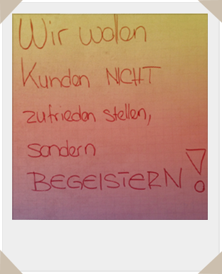 Slogan auf einem Farbigen Flipchart