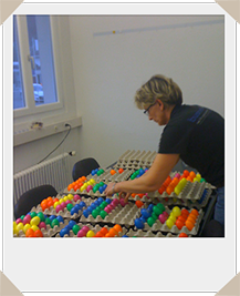 Person am Ostereier färben