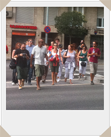 Gruppe überquert die Strasse