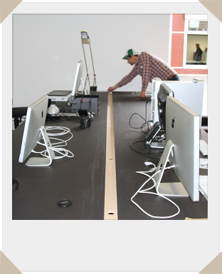 Tisch mit Mac