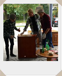 Drei Personen am Diskutieren