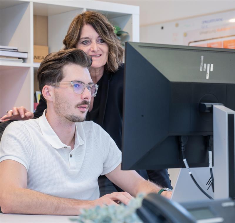 Nico und Karin besprechen die Projekte am Bildschirm